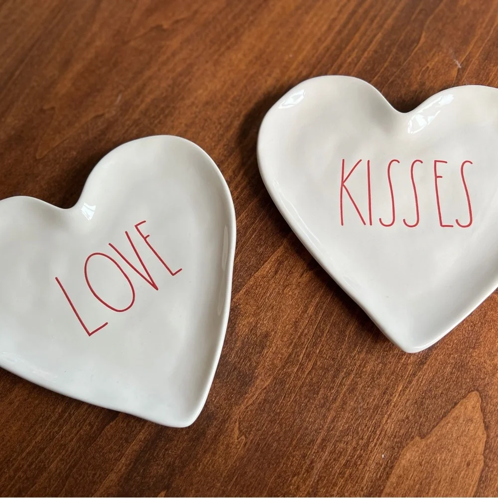 2 Rae Dunn Heart Plates - Picture 1 of 4